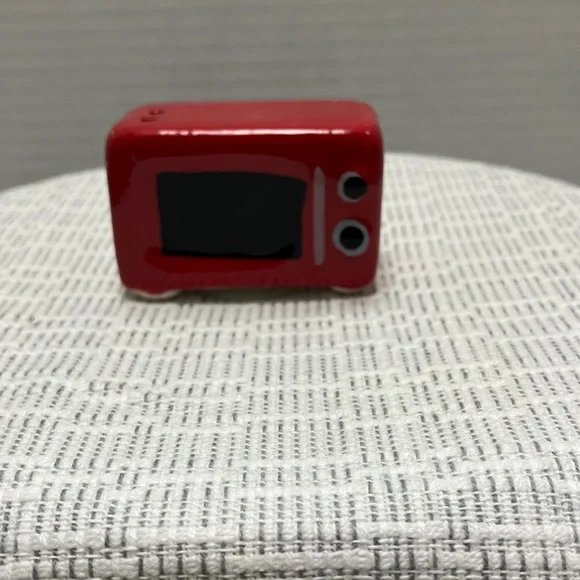 Red Kitchen Appliance Salt and Pepper Shakers - Picture 4 of 7